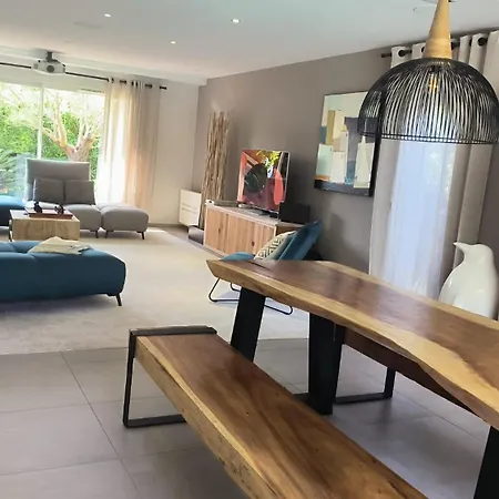De Charme Avec Piscine Et Jardin En Bord De Villa *