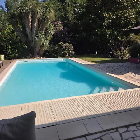 Villa De Charme Avec Piscine Et Jardin En Bord De