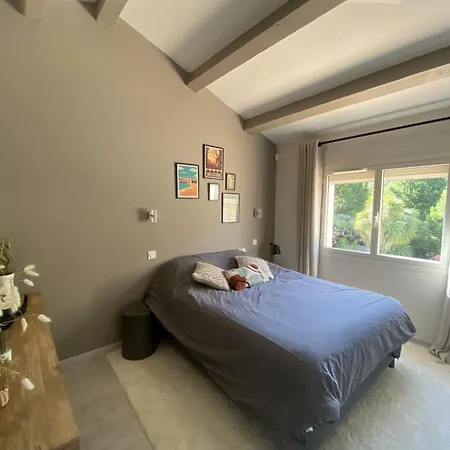 Villa De Charme Avec Piscine Et Jardin En Bord De *