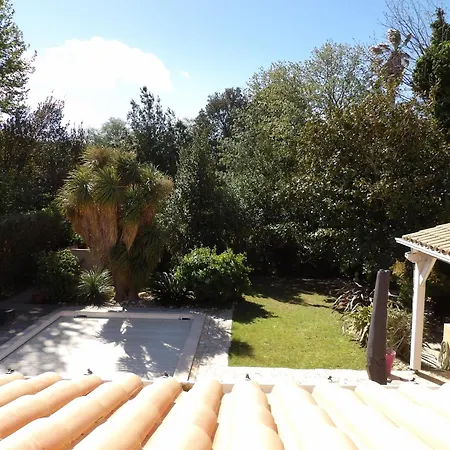 Villa De Charme Avec Piscine Et Jardin En Bord De