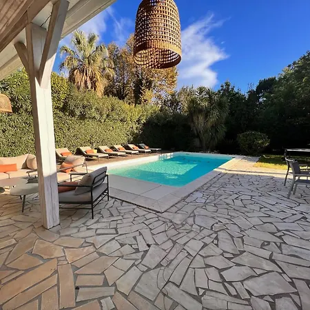 Villa De Charme Avec Piscine Et Jardin En Bord De *