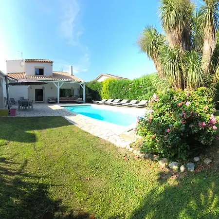 Villa De Charme Avec Piscine Et Jardin En Bord De