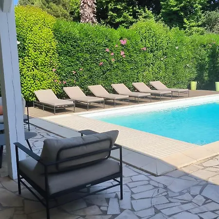 Villa De Charme Avec Piscine Et Jardin En Bord De