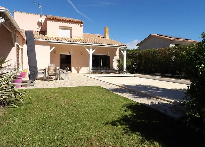 De Charme Avec Piscine Et Jardin En Bord De