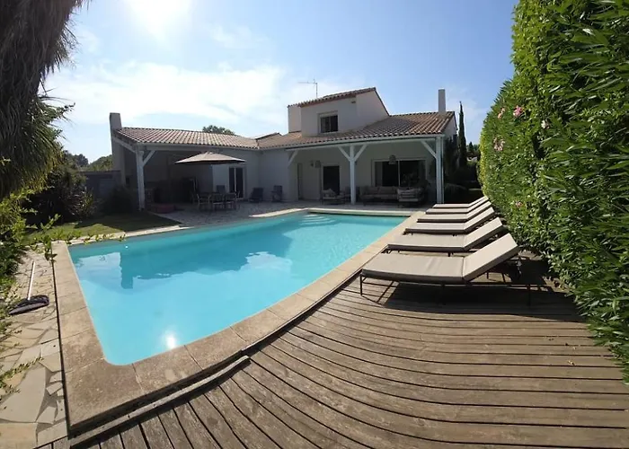 De Charme Avec Piscine Et Jardin En Bord De