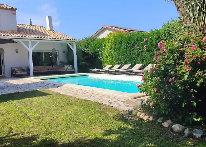 De Charme Avec Piscine Et Jardin En Bord De