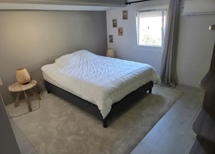 De Charme Avec Piscine Et Jardin En Bord De וילה